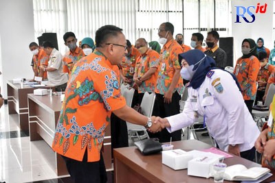 Pj Wali Kota Salatiga Sinoeng N Rachmadi memberi arahan dalam kegiatan Evaluasi Keikutsertaan Kompetisi Inovasi Pelayanan Publik. (Dhinar Sasongko/Jawa Pos Radar Semarang)