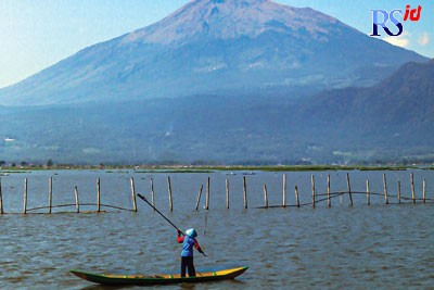 Rawa Pening mulai terlihat bersih dari enceng gondok. (NURFAIK NABHAN/Jawa Pos Radar Semarang)