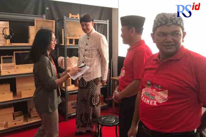 BRAND LOKAL: Gubernur Jateng Ganjar Pranowo, Bupati Semarang Ngesti Nugroho, dan Wakil Bupati Semarang Basari mengunjungi stand Kabupaten Semarang Expo. (Maria Novena/Jawa Pos Radar Semarang)