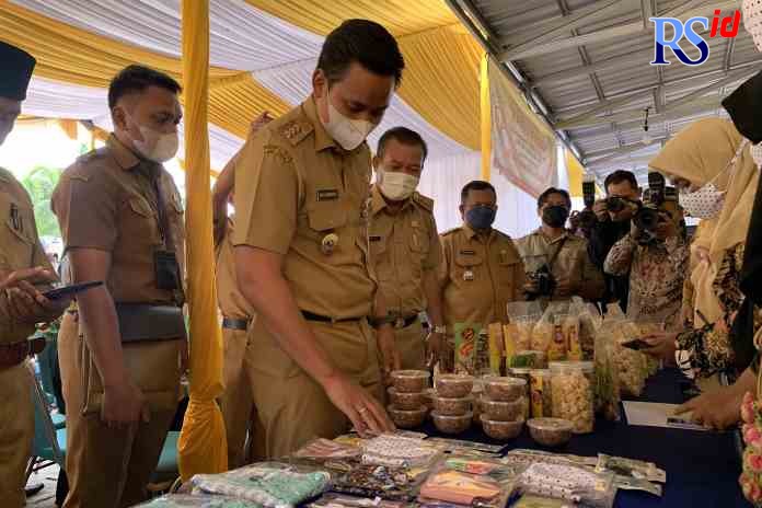 PEDULI UMKM : Bupati Kendal Dico Mahtado Ganinduto saat meninjau stand UMKM di Kendal. (DEVI KHOFIFATUR RIZQI/ JAWA POS RADAR SEMARANG)