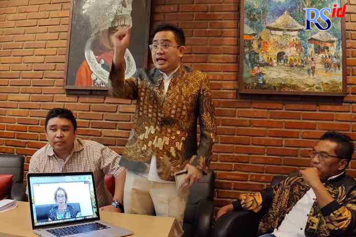BERI KETERANGAN : Tan Jeffry Yuarta bersama Kuasa Hukumnya Micahel Deo dkk meminta Polrestabes Semarang kembali memroses tersangka Kwee Foh Lan Jumat (21/10). (IDA FADILAH/JAWA POS RADAR SEMARANG)