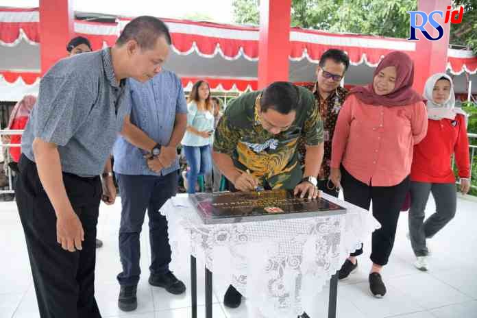 RESMIKAN BALAI RW : Wali Kota Semarang Hendrar Prihadi ketika meresmikan balai RW di Kelurahan Lamper Lor kemarin. (HUMAS PEMKOT SEMARANG)