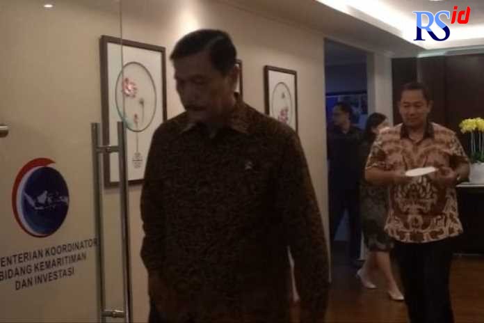 Kepala LKPP Hendrar Prihadi (kanan) bersama Menko Marinves Luhut Binsar Pandjaitan, kemarin. (Istimewa)