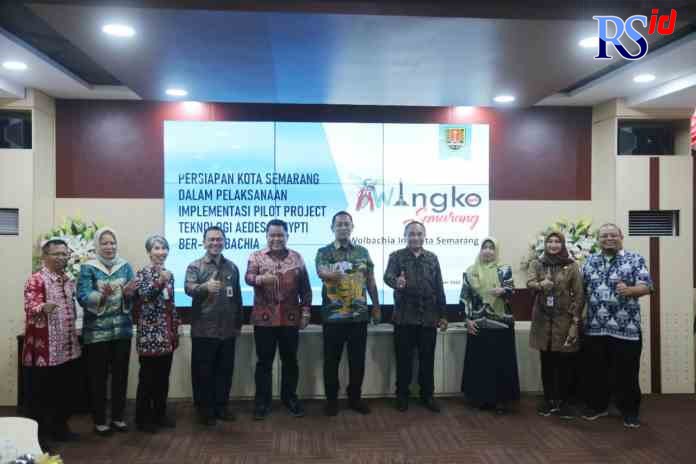 CEGAH DBD: Wali Kota Semarang Hendrar Prihadi dalam acara Implementasi Teknologi Nyamuk Aedes Aegypti Ber-wolbachia, di Situation Room, Balai Kota Semarang, Jumat (30/9). (Humas Pemkot Semarang)