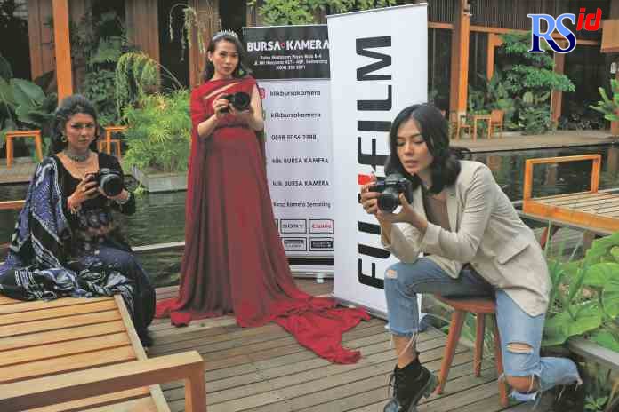 LAUNCHING PRODUK : PT Fuji Film Indonesia bersinergi dengan Bursa Kamera melakukan launching produk terbaru, kamera X-H2 dan X-H2S beserta lensa 56 mm F1.2 R WR dan GF 20-35 mm F4 R WR di Openaire, Jalan Marina Raya, nomor 88, Kota Semarang, Jumat (14/10)