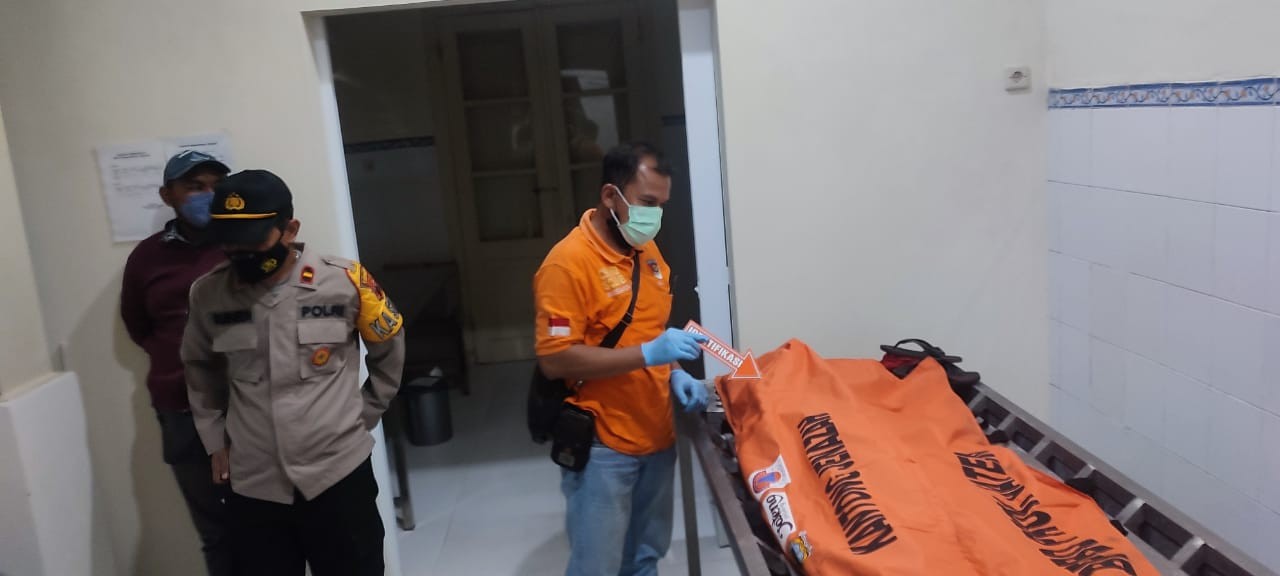 Tim Inafis Polres Semarang sedang mengidentifikasi mayat korban yang berada di RSUD Ambarawa. (Istimewa)