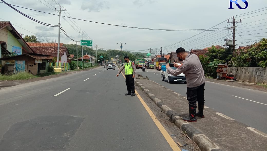 Petugas Penyidik Laka sedang olak TKP terkait anak jalanan yang tewas tertabrak Innova, Minggu (9/10). (RIYAN FADLI/JAWA POS RADAR SEMARANG)