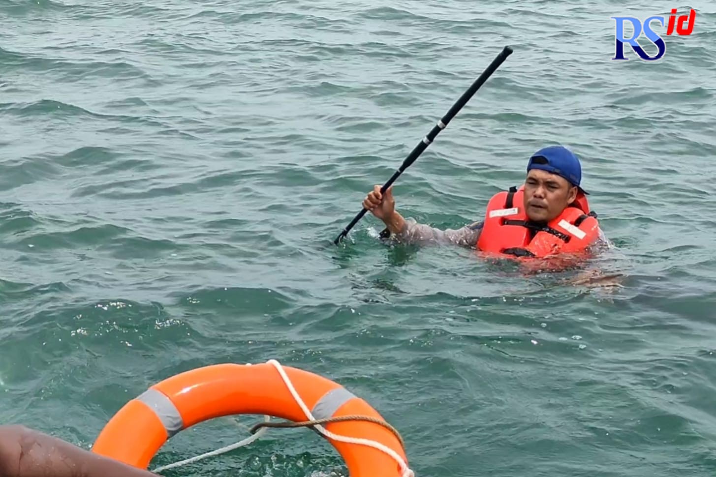 Petugas Satpolairud Polres Batang menemukan joran pancing milik korban di bangkai kapal sopek. (RIYAN FADLI/JAWA POS RADAR SEMARANG)