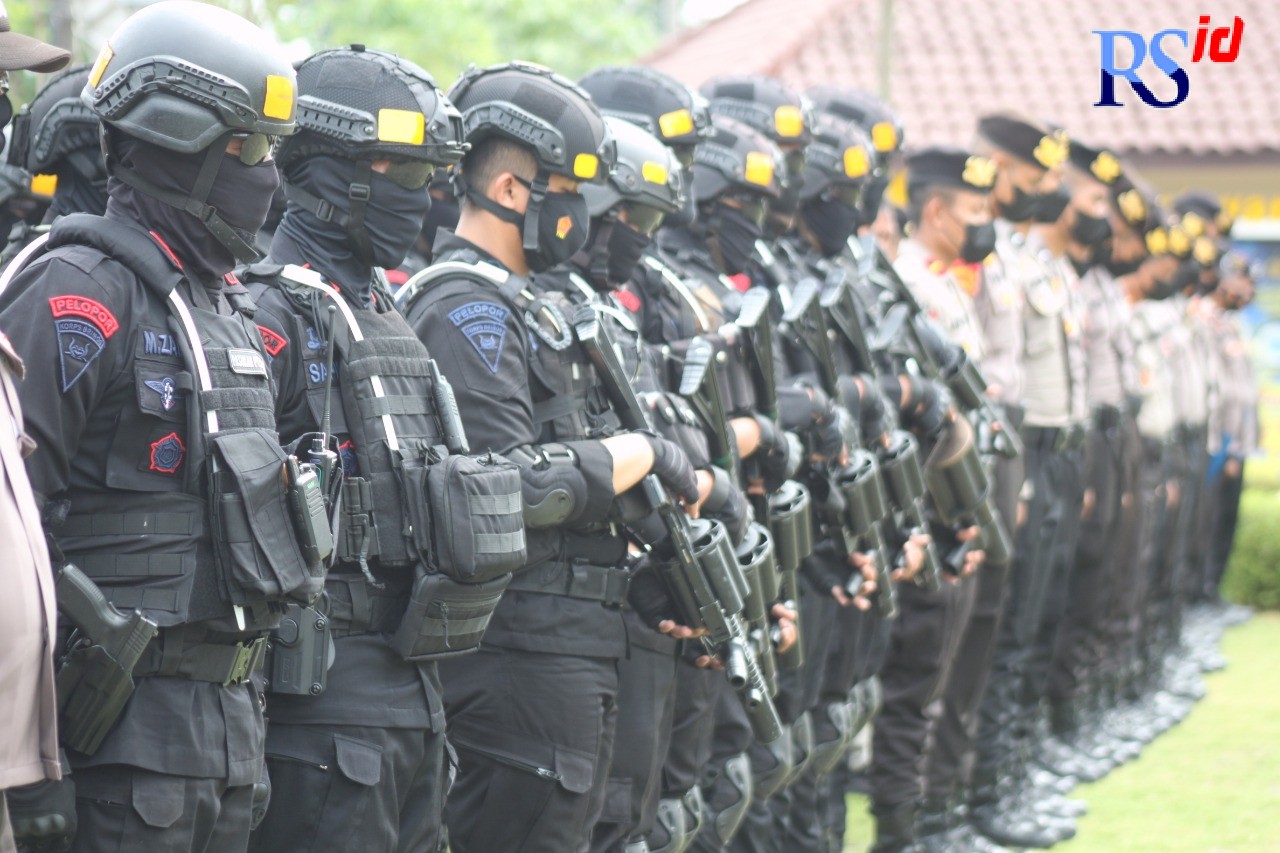 Petugas gabungan menggelar apel pasca pilkades. (Wahib Pribadi/Jawa Pos Radar Semarang)