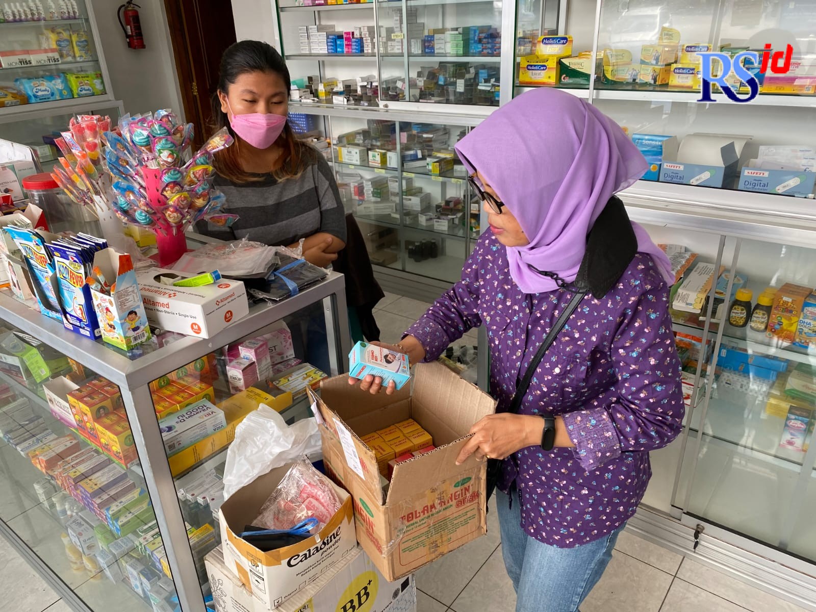 Kadinkes saat memeriksa salah satu apotek. (Istimewa)