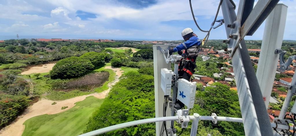 Teknisi XL Axiata memeriksa perangkat BTS di atas tower yang berada di area Nusa Dua, Bali, belum lama ini. XL Axiata telah siap menghadirkan jaringan 4G dan 5G guna mensukseskan gelaran KTT G20 di Bali, 15-16 November 2022. (Istimewa)