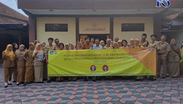 Dosen pendamping Untidar Dr. Hari Wahyono, M.Pd. dan Delfiyan Widiyanto, M.Pd, foto bersama kepala SMAN 1 Grabag dan para guru setempat. (Istimewa)