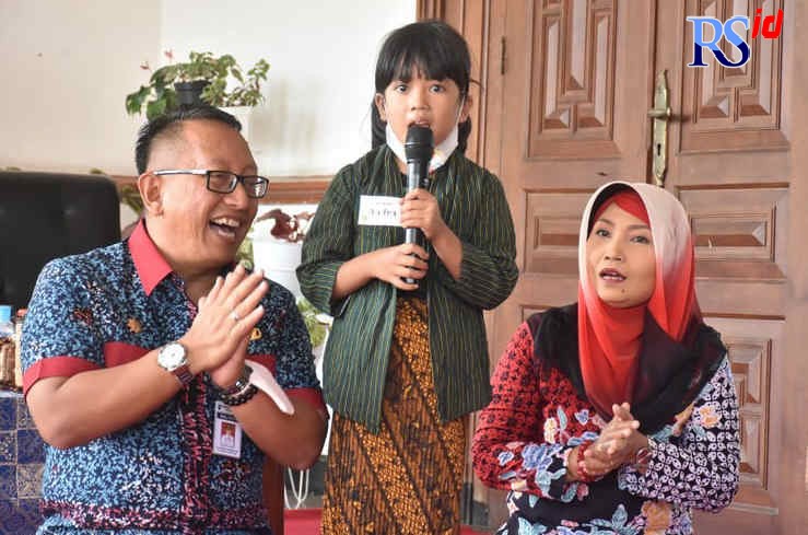 Wali Kota Salatiga Sinoeng N Rachmadi beserta istri Denok Respati Sinoeng pecah sesaat menyaksikan drama treatikal yang diperankan oleh anak-anak TK Lebah Putih di Rumah Dinas Wali Kota Salatiga, Kamis (06/10/2022). (Istimewa)