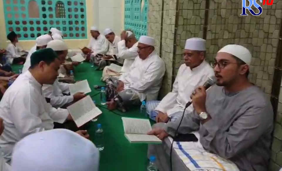 Suasana pembacaan maulid Nabi dipimpin oleh Maulhasana Habib Hamid Sholeh Baagil di Masjid Menara Layur, Kampung Melayu Kelurahan Dadapsari, Jumat malam (7/10). (FIGUR RONGGO WASSALIM/ JAWA POS RADAR SEMARANG)