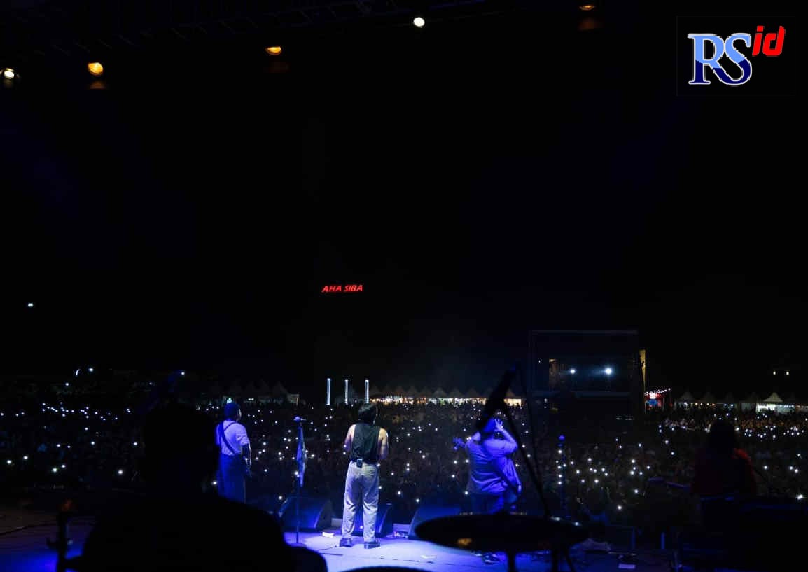Ribuan penonton tampak antusias menikmati konser musik. (Dokumentasi Live Project/Jawa Pos Radar Semarang)