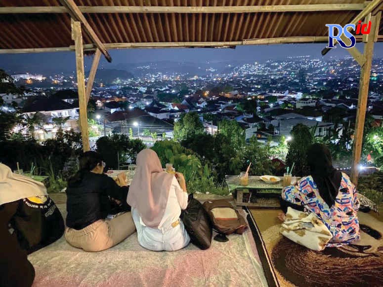 Suasana malam hari yang begitu indah terlihat jelas dari Angkringan Papandayan Semarang. (Azella Mezhaluna/JAWA POS RADAR SEMARANG)