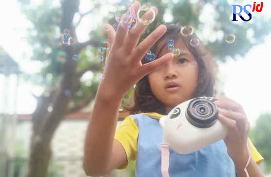 Contoh desain STEM di rumah sebagai sumber belajar dengan praktik membuat gelembung sabun. (Hery Sutarto/FMIPA Universitas Negeri Semarang)