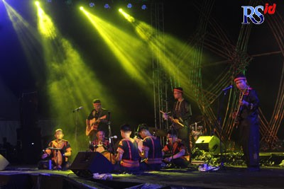 10 peserta terbaik tampil dalam acara puncak  lomba Inovasi Musik Nusantara (Linmtara) 2022 di Taman Aksobya, Kawasan Candi Borobudur Magelang, Senin (10/10). (ROFIK SYARIF G P/JAWA POS RADAR SEMARANG)