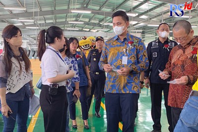 Bupati Kendal Dico M. Ganinduto saat meninjau PT BSN yang mulai beroperasi di KIK Kamis (20/10). (DEVI KHOFIFATUR RIZQI/ JAWA POS RADAR SEMARANG)