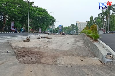 Saluran air di depan Taman Makam Pahlawan Giri Tunggal sudah ditutup beton yang menjadi akses menuju Jalan Sriwijaya Baru. (ADENNYAR WYCAKSONO/JAWA POS RADAR SEMARANG)