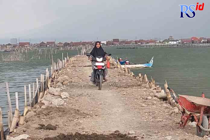 ATASI ROB : Jalan Desa Timbulsloko, Kecamatan Sayung ditinggikan untuk akses warga. (wahibpribadi/jawapos radar semarang)