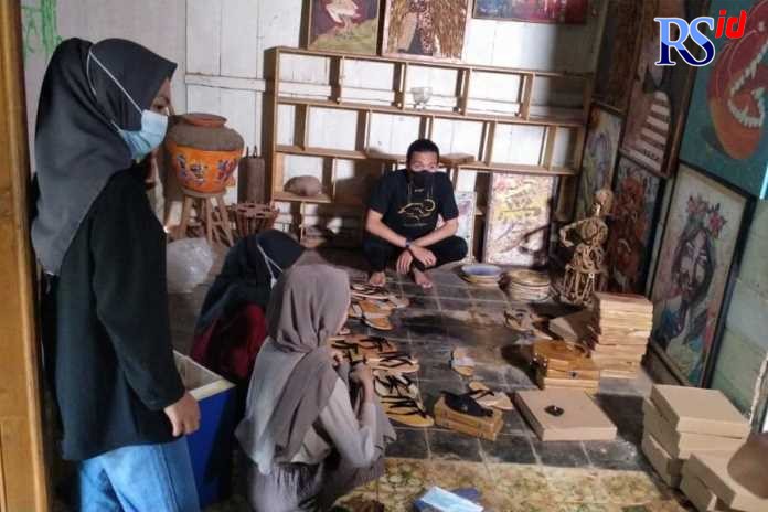 Para pemuda Desa Kemiri Barat, Subah, Kabupaten Batang, saat memproduksi kerajinan limbah kayu. (Istimewa)