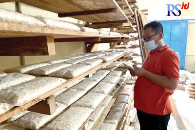 Perajin tempe tetap produksi meski kedelai naik. (DEVI KHOFIFATUR RIZQI/ JAWA POS RADAR SEMARANG)