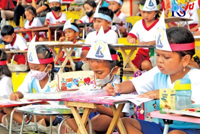 Anak-anak antusias menggambar dan mewarnai. (NURFAIK NABHAN/Jawa Pos Radar Semarang)