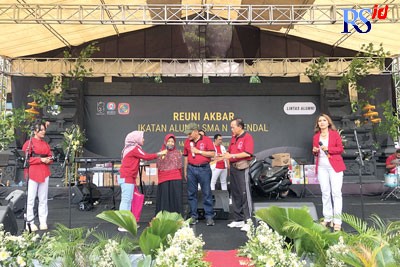 Pentas Seni dalam Reuni Akbar IKA Smanik di halaman SMAN 1 Kendal, kemarin. (BUDI SETIYAWAN/JAWA POS RADAR SEMARANG)