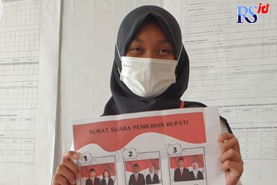 Siswa SMAN 1 Temanggung mengikuti simulasi pemilihan bupati dan wakil bupati di kantor KPU setempat, Selasa (11/10).  (Istimewa)