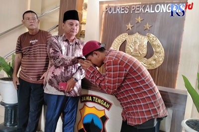 Pelaku Saefudin saat mencium tangan Wakil Ketua DPRD Kabupaten Pekalongan Sumar Rosul untuk meminta maaf, di Polres Pekalongan, Kamis (13/10). (NANANG RENDI AHMAD/JAWA POS RADAR SEMARANG)