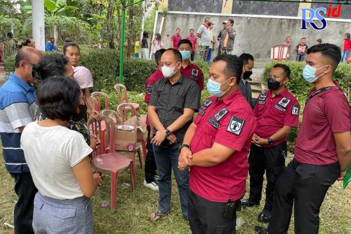 Pihak Lapas Kelas II A Ambarawa saat berada di rumah duka. (Istimewa)