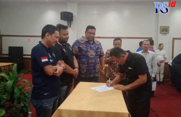 Penandatanganan pakta integritas bersama 39 klub sepak bola di Jateng terkait Liga 3 Jateng di Hotel Plaza, Kamis (6/10). (FIGUR RONGGO WASSALIM/JAWA POS RADAR SEMARANG)
