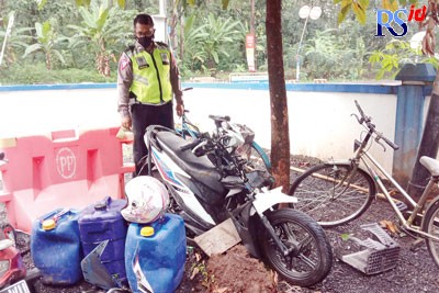 Kondisi sepeda motor korban berpelat H-2359-ADD yang ringsek akibat menabrak truk dam di Pantura Surodadi, Sabtu (15/10). (RIYAN FADLI/JAWA POS RADAR SEMARANG)
