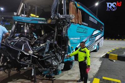 Kondisi bus usai kecelakaan menabrak truk di Tol Pemalang - Batang, Selasa (4/10) malam. (Istimewa)