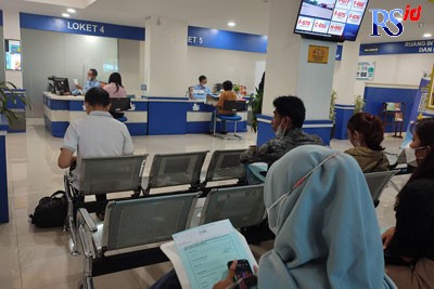 Masyarakat mengurus masa berlaku paspor 10 tahun di Kantor Imigrasi Semarang Rabu (12/10). (IDA FADILAH/JAWA POS RADAR SEMARANG)