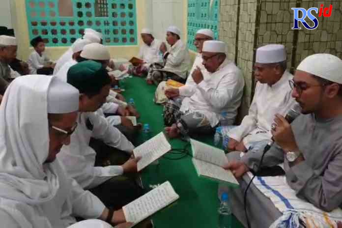 MAULID NABI : Suasana Maulid Nabi yang dipimpin oleh Habib Hamid Sholeh Baagil di Masjid Menara Layur, Kampung Melayu Kelurahan Dadapsari, Jumat malam (7/10).(FIGUR RONGGO WASSALIM/ JAWA POS RADAR SEMARANG)