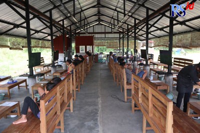 Pengunjung Wedangan Lincak Penak mencoba Ps yang disediakan. (NUR FAIK/JAWAPOS RADAR SEMARANG)