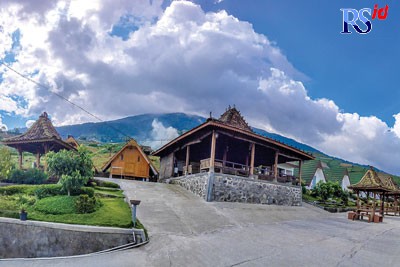 Joglo Linggarjati Kabupaten Magelang yang menawarkan keindahan alam dan tempat asyik buat healing. (M Iqbal Amar/Jawa Pos Radar Semarang)