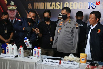 Polisi memberikan keterangan pers terkait praktik kejahatan pembuatan oli palsu. (Nurchamim/Jawa Pos Radar Semarang)