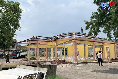 Sejumlah pekerja membongkar kantor eks kawedanan Kaliwungu yang akan dibangun shelter pedagang. (DEVI KHOFIFATUR RIZQI/ JAWA POS RADAR SEMARANG)