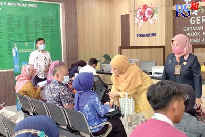 Ketua TP PKK Kendal saat memberikan semangat kepada ibu rumah tangga yang berperkara di Pengadilan Agama Kendal. (DEVI KHOFIFATUR RIZQI/ JAWA POS RADAR SEMARANG)