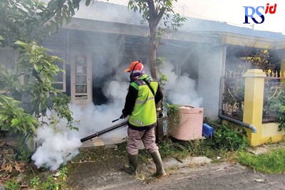Petugas Dinkes Kendal saat melakukan fogging di rumah warga. (DEVI KHOFIFATUR RIZQI/ JAWA POS RADAR SEMARANG)