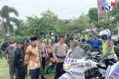 Bupati Kendal Dico M. Ganinduto mengecek kelengkapan personel pengamanan Pilkades. (DEVI KHOFIFATUR RIZQI/ JAWA POS RADAR SEMARANG)