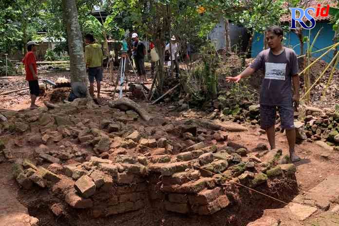 PENGGALIAN SITUS  : Sejumlah petugas sibuk melakukan ekskavasi di situs Candi Boto Tumpang di Desa Karangsari, Kecamatan Rowosari. (DEVI KHOFIFATUR RIZQI/ JAWA POS RADAR SEMARANG)