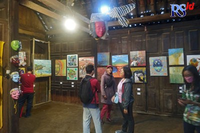 Sejumlah seniman yang memamerkan hasil karya di puncak Festival Lima Gunung XXI. (M Iqbal Amar/Jawa Pos Radar Semarang)