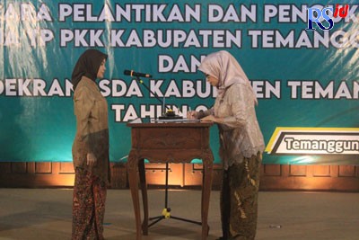 Ketua TP PKK Jateng Siti Atiqoh saat melantik Ketua TP PKK Temanggung Eni Maulani Saragih di Pendopo Kabupaten Temanggung Selasa (18/10). (ADDIN ALFATH/ JAWA POS RADAR SEMARANG)