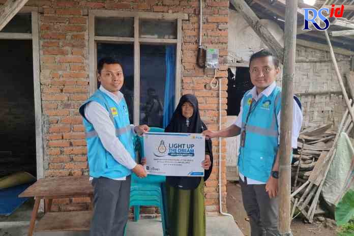 BANTUAN : Memperingati Hari Listrik Nasional ke-77, PLN memberikan bantuan pasang baru gratis. (IST)