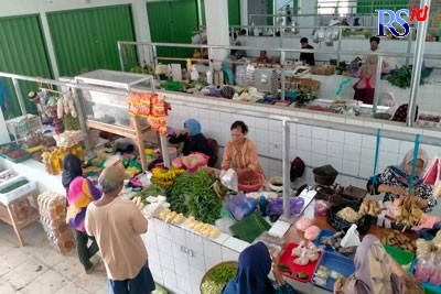 Suasana Pasar Kedungwuni telah ditempati sebagian pedagang, Selasa (11/10). (NANANG RENDI AHMAD/JAWA POS RADAR SEMARANG)