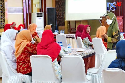 Anggota Dharma Wanita dan PKK Kota Pekalongan mengikuti pelatihan public speaking untukmeningkatkan skill komunikasi. (Istimewa)